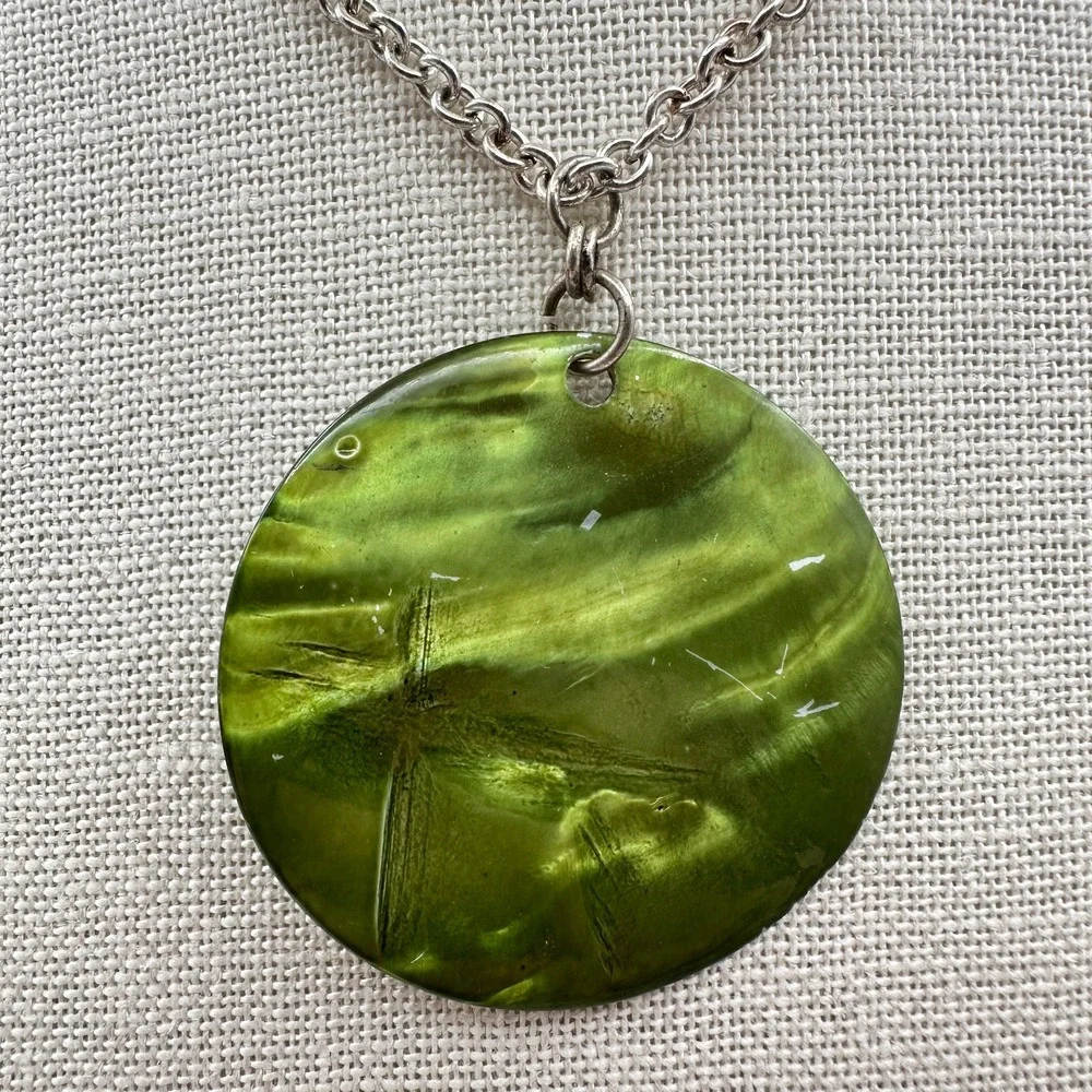 Vintage 90s Green Round Shell Pendant Necklace Silver Tone Women's Jewelry